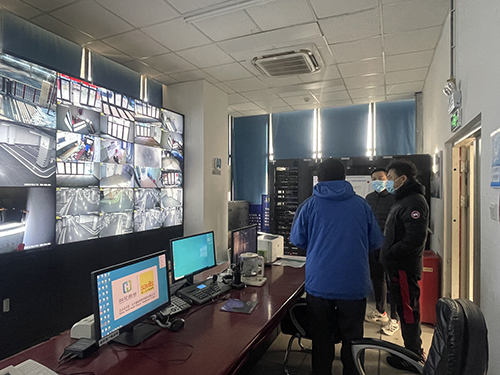 慰問組了解貝倫產(chǎn)業(yè)園中控室情況.jpg